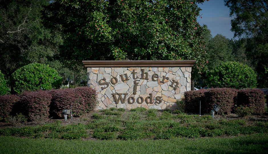 view of Southern Woods sign in front of golf course
